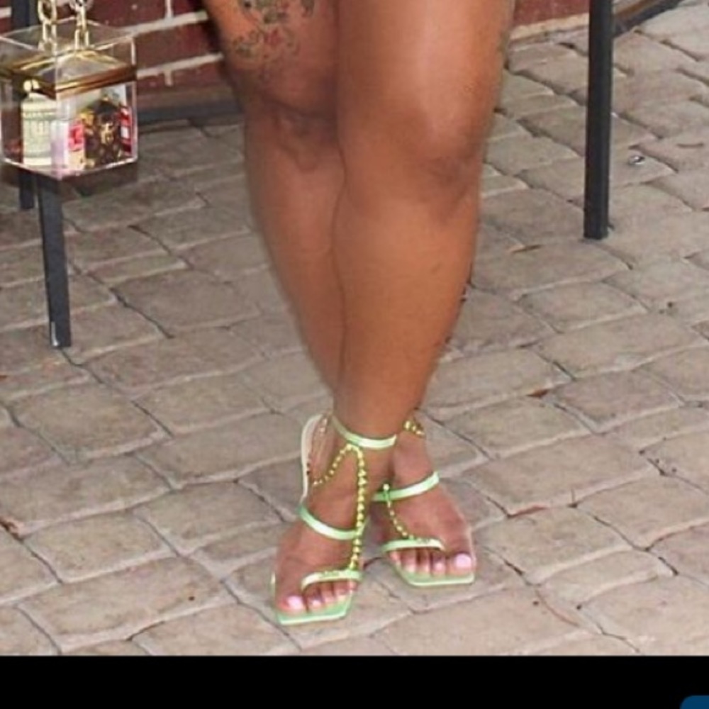 - Heels - Picture 2 of 8